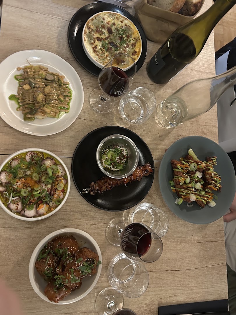 Une table de partage vue du dessus avec plusieurs assiettes