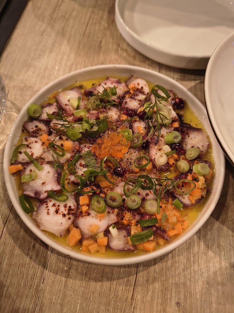 Des tranches de poulpe avec herbes et œufs de poisson
