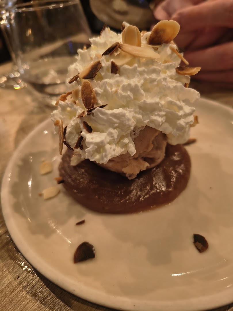 Un dessert crémeux avec noix et sauce au chocolat