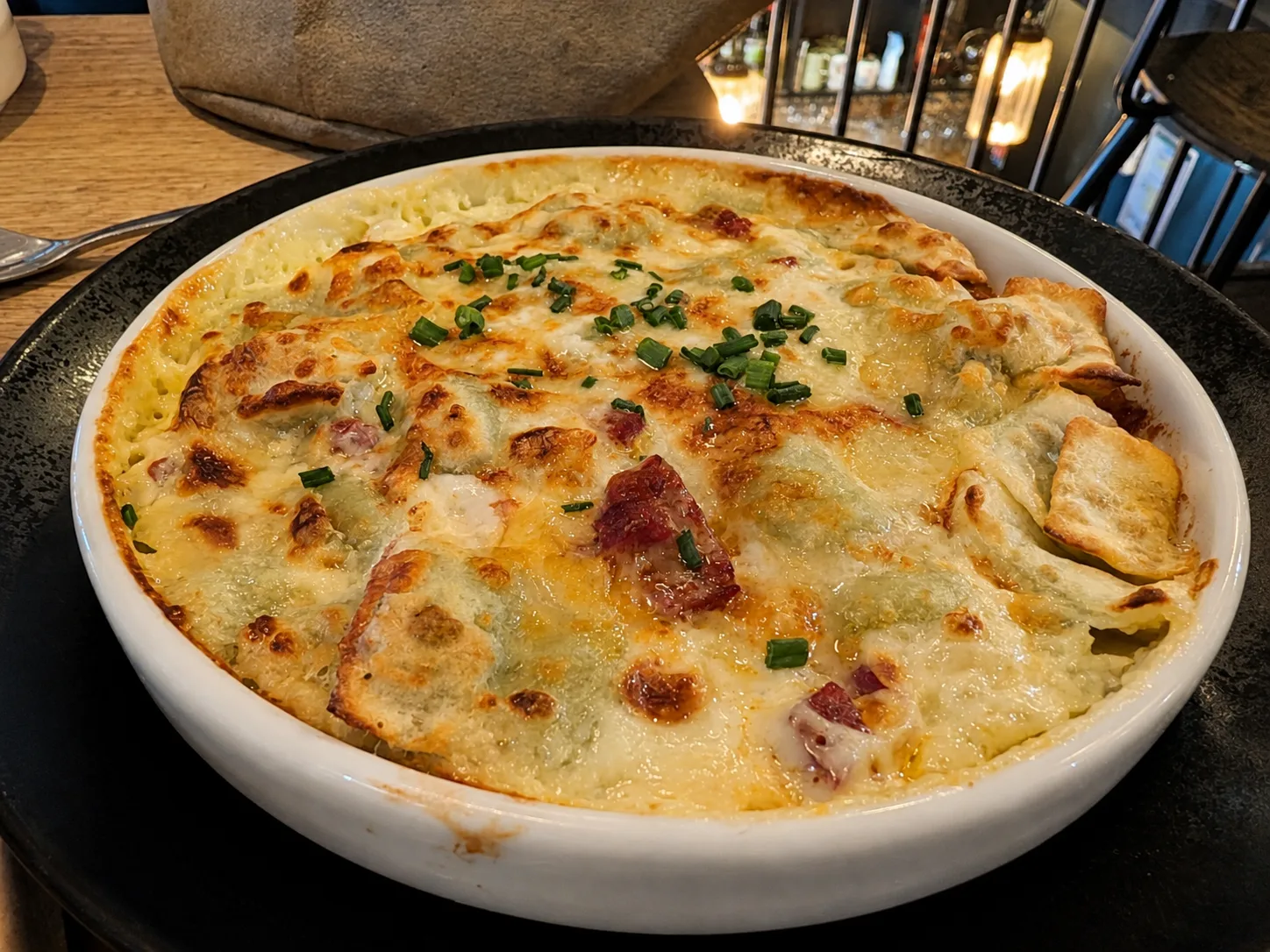 Un plat gratiné dans une cocotte noire au Troquet